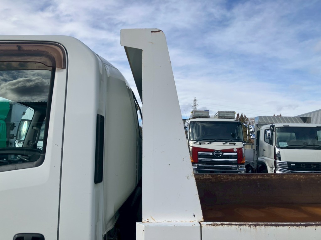 助手席側プロテクター側面にキズ・サビ・ヘコミがあります。|いすゞ エルフ TKG-NPR85YN(2WD)の写真34