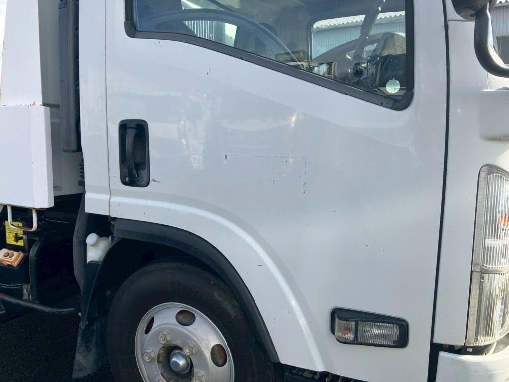 運転席側ドアにキズ・サビ・ヘコミ・看板跡があります。|いすゞ エルフ TKG-NPR85YN(2WD)の写真38