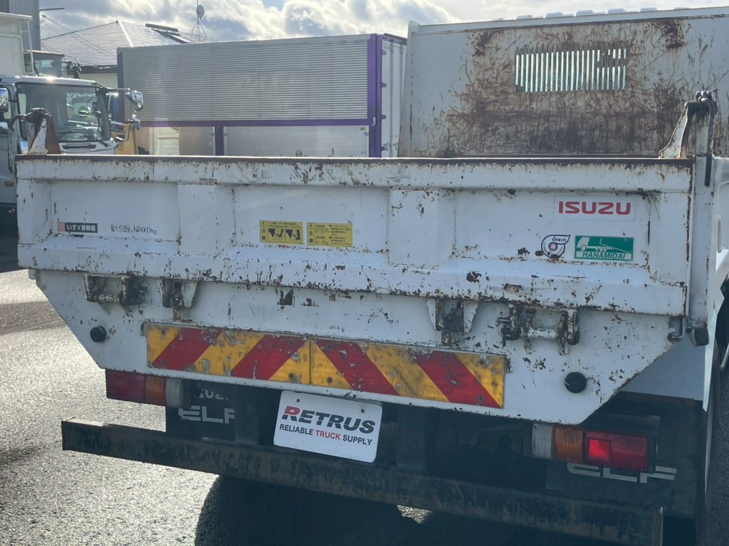 リアゲート、化粧板にキズ・サビ・ヘコ・塗装跡があります。|いすゞ エルフ TKG-NPR85YN(2WD)の写真44