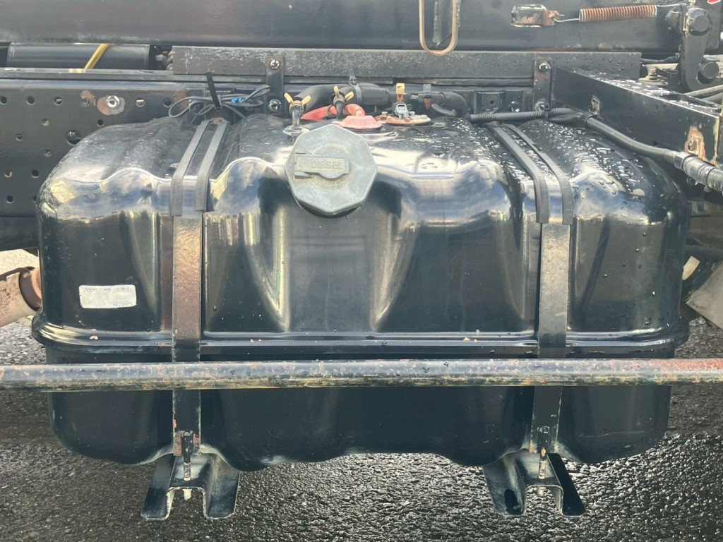 燃料タンクは100Lです。|いすゞ エルフ TKG-NPR85YN(2WD)の写真47