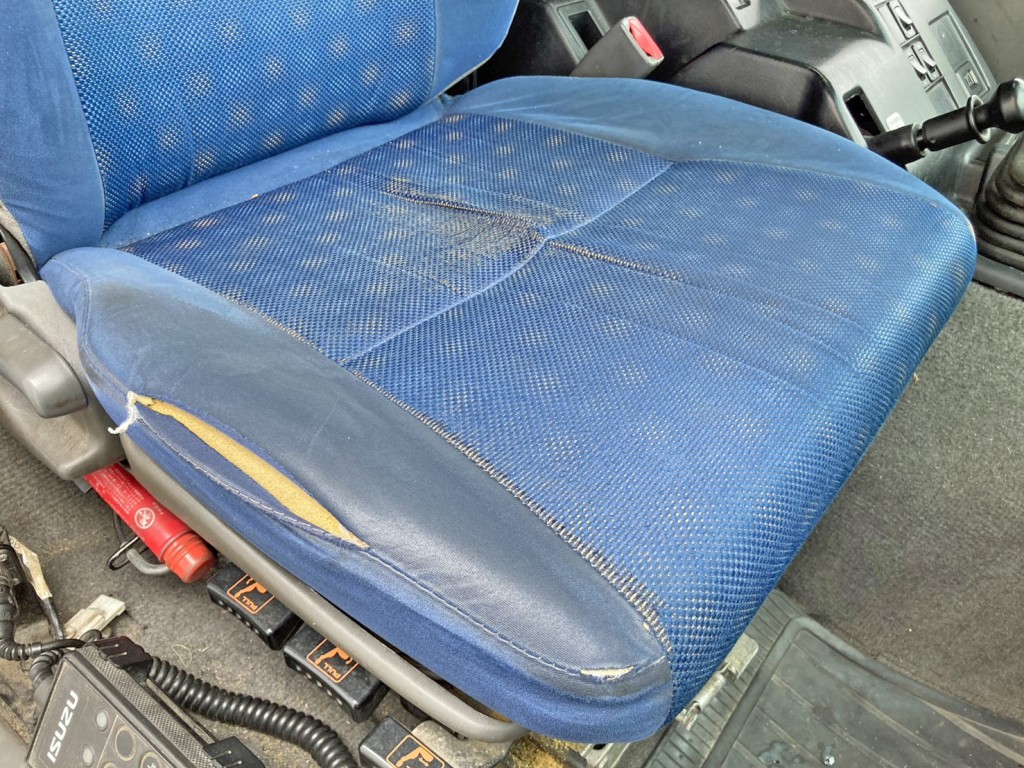 運転席座面にヘタリ・破れがあります。|いすゞ ギガ QKG-CYY77Aの写真8