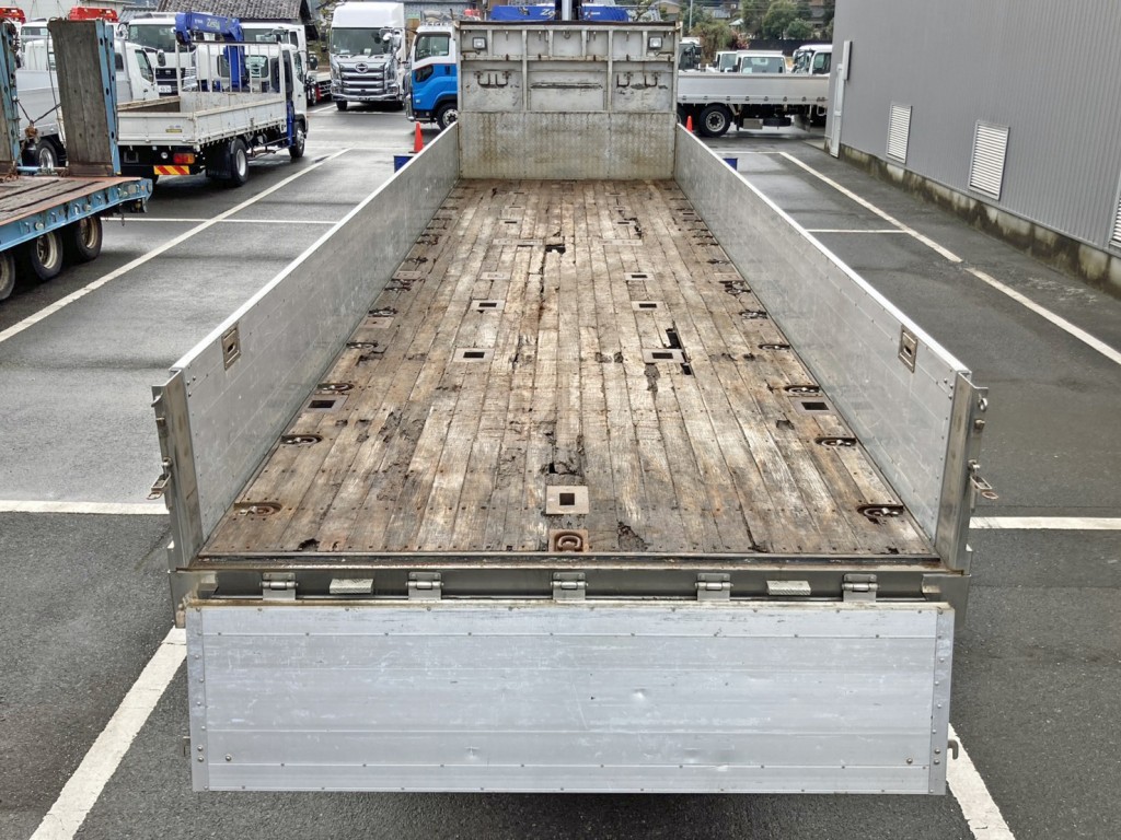 床は板張りです。|いすゞ ギガ QKG-CYY77Aの写真9