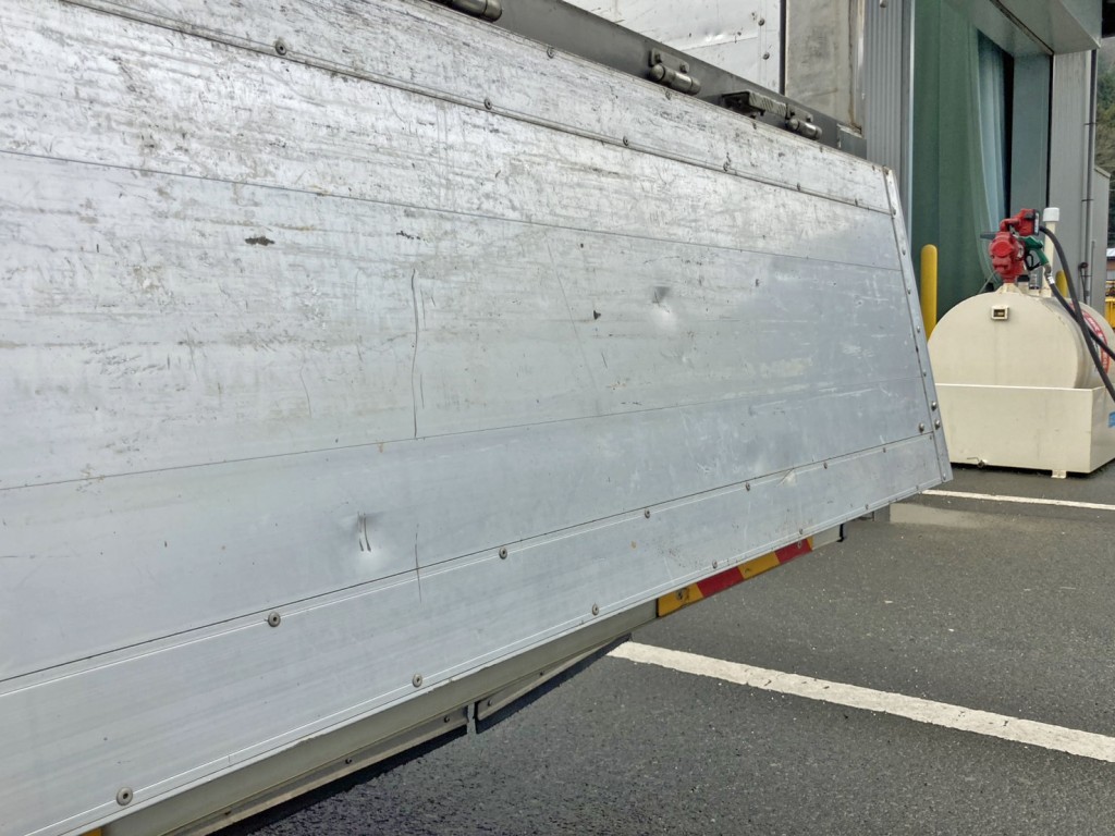 リヤオアリ内側にヘコミがあります。|いすゞ ギガ QKG-CYY77Aの写真10