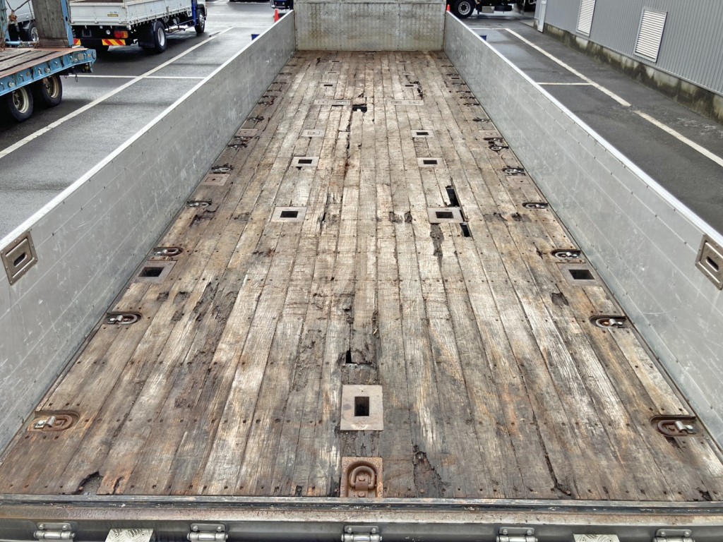 床板の所々に割れがあります。|いすゞ ギガ QKG-CYY77Aの写真11