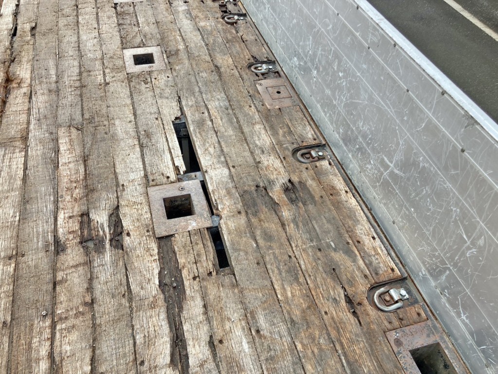 床板の所々に割れがあります。(中央運転席側)|いすゞ ギガ QKG-CYY77Aの写真12