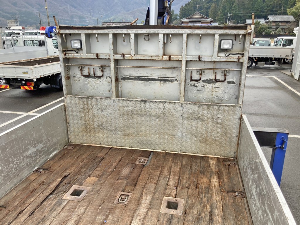 プロテクターはレバーブロック掛け付きの物入れが付いています。|いすゞ ギガ QKG-CYY77Aの写真14