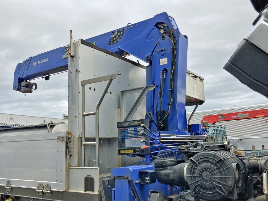 プロテクター前方左右のハシゴはステンレス製です。(運転席側ハシゴ上部の工具箱は取り外されています)|いすゞ ギガ QKG-CYY77Aの写真15