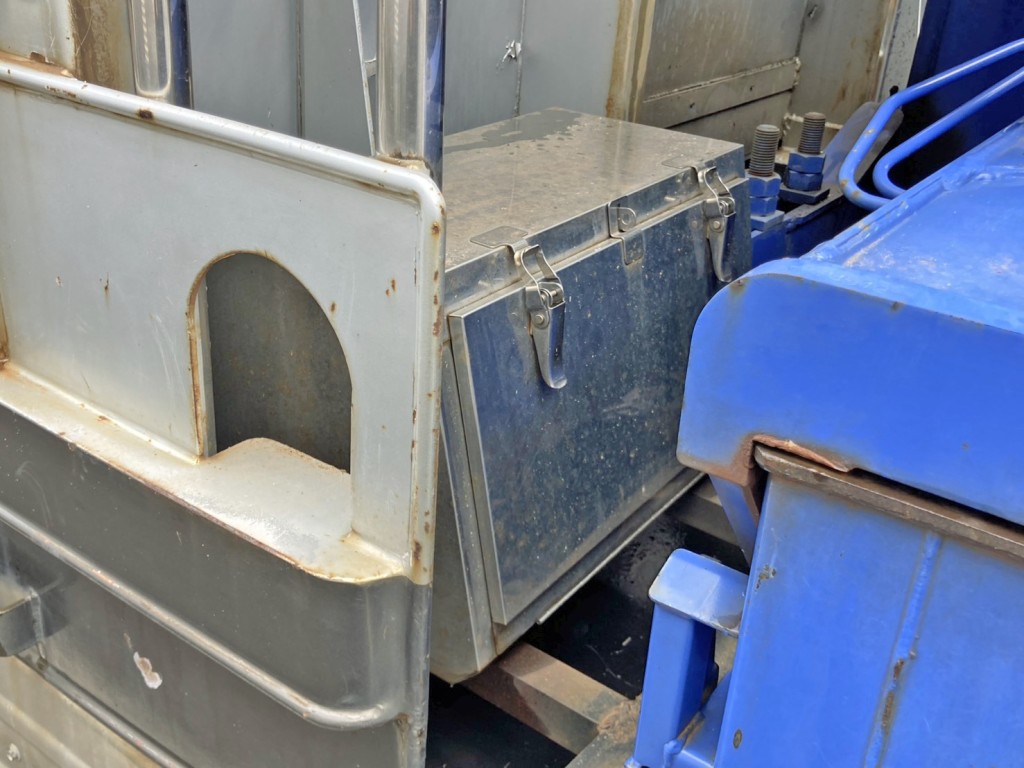 前壁運転席側下部にステンレス製の工具箱が付いています。|いすゞ ギガ QKG-CYY77Aの写真16