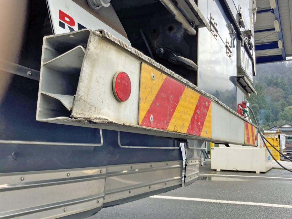 リヤバンパー助手席側に割れ・曲がりがあります。|いすゞ ギガ QKG-CYY77Aの写真25