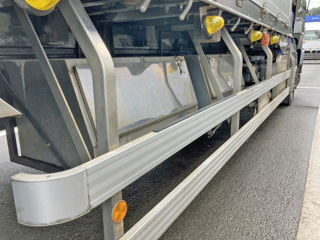 ボディー運転席側中央部にステンレス製の工具箱が2つ付いています。|いすゞ ギガ QKG-CYY77Aの写真27