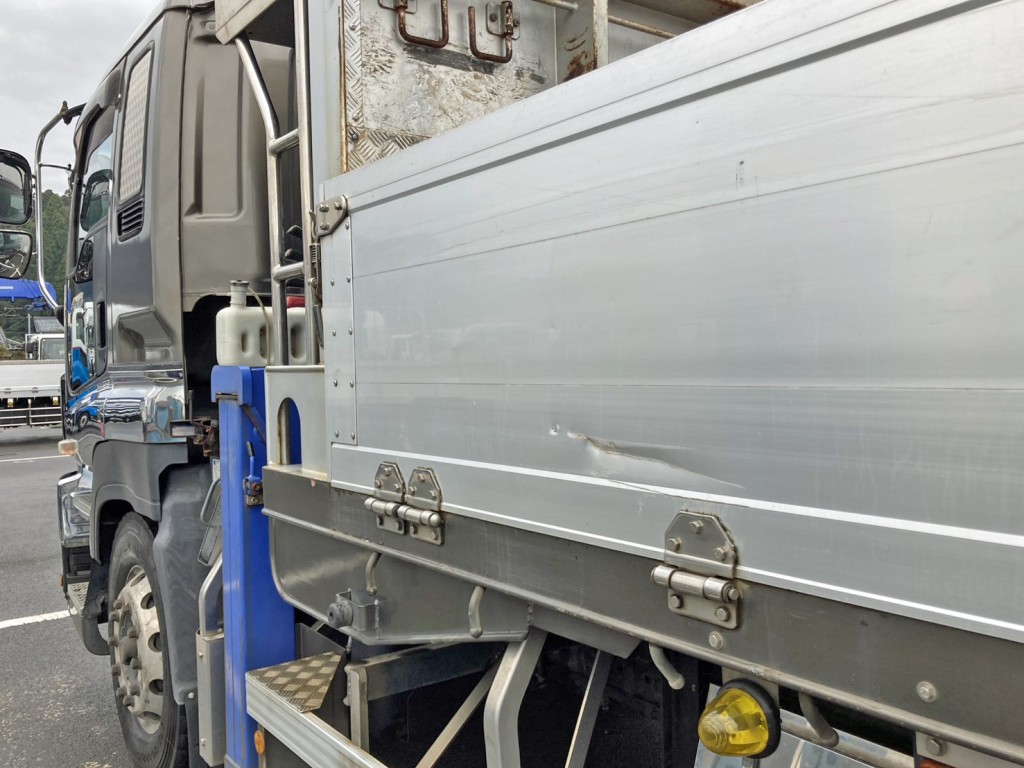 助手席側アオリ前方に引きキズがあります。|いすゞ ギガ QKG-CYY77Aの写真28