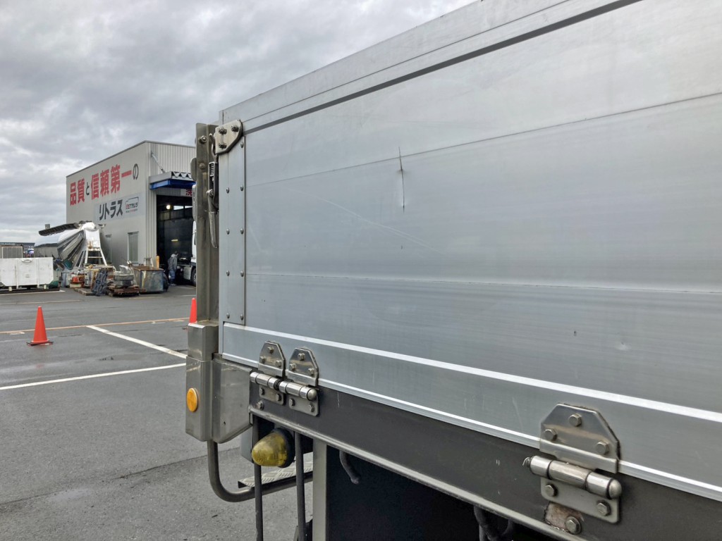 運転席側アオリ後端にヘコミがあります。|いすゞ ギガ QKG-CYY77Aの写真32