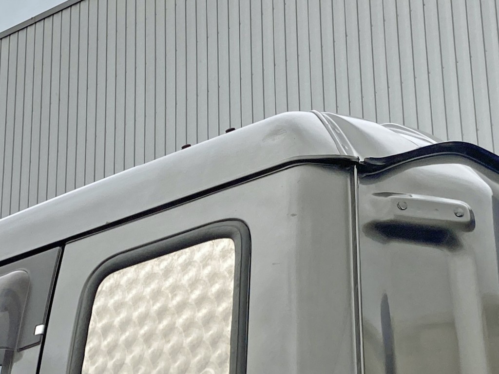 ルーフ助手席側後方にヘコミがあります。|いすゞ ギガ QKG-CYY77Aの写真33