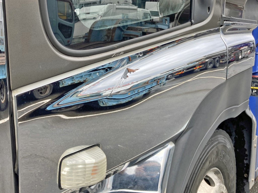 助手席ドアのメッキ部分にキズ・メッキ剝がれがあります。|いすゞ ギガ QKG-CYY77Aの写真35