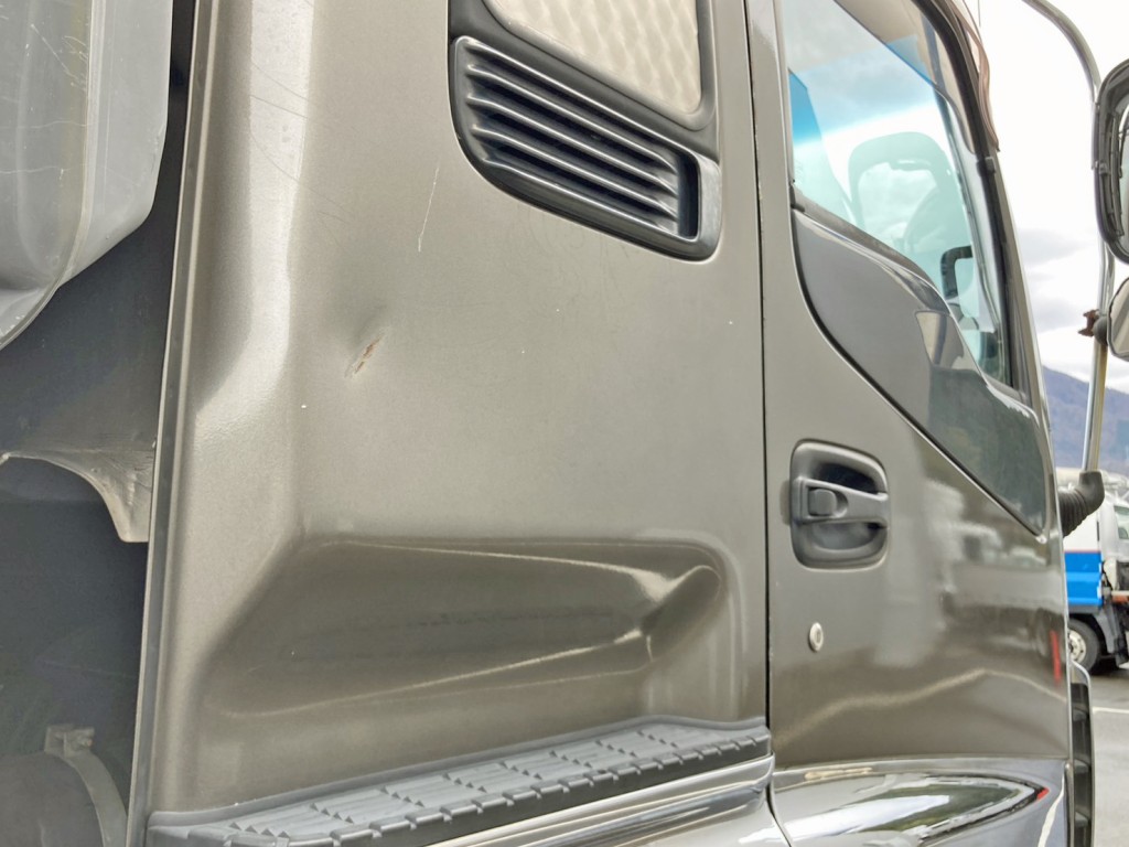 運転席側クォーターパネル下部にヘコミがあります。|いすゞ ギガ QKG-CYY77Aの写真39