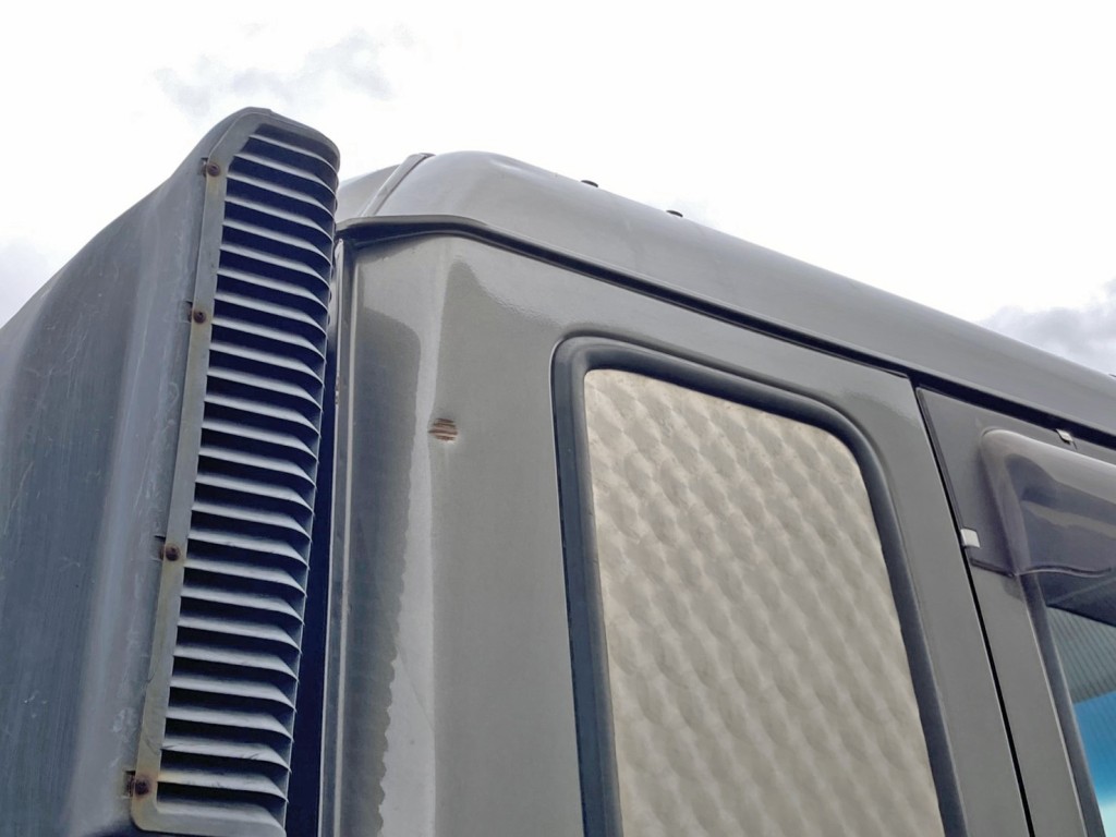 運転席側クォーターパネル上部にヘコミがあります。|いすゞ ギガ QKG-CYY77Aの写真40