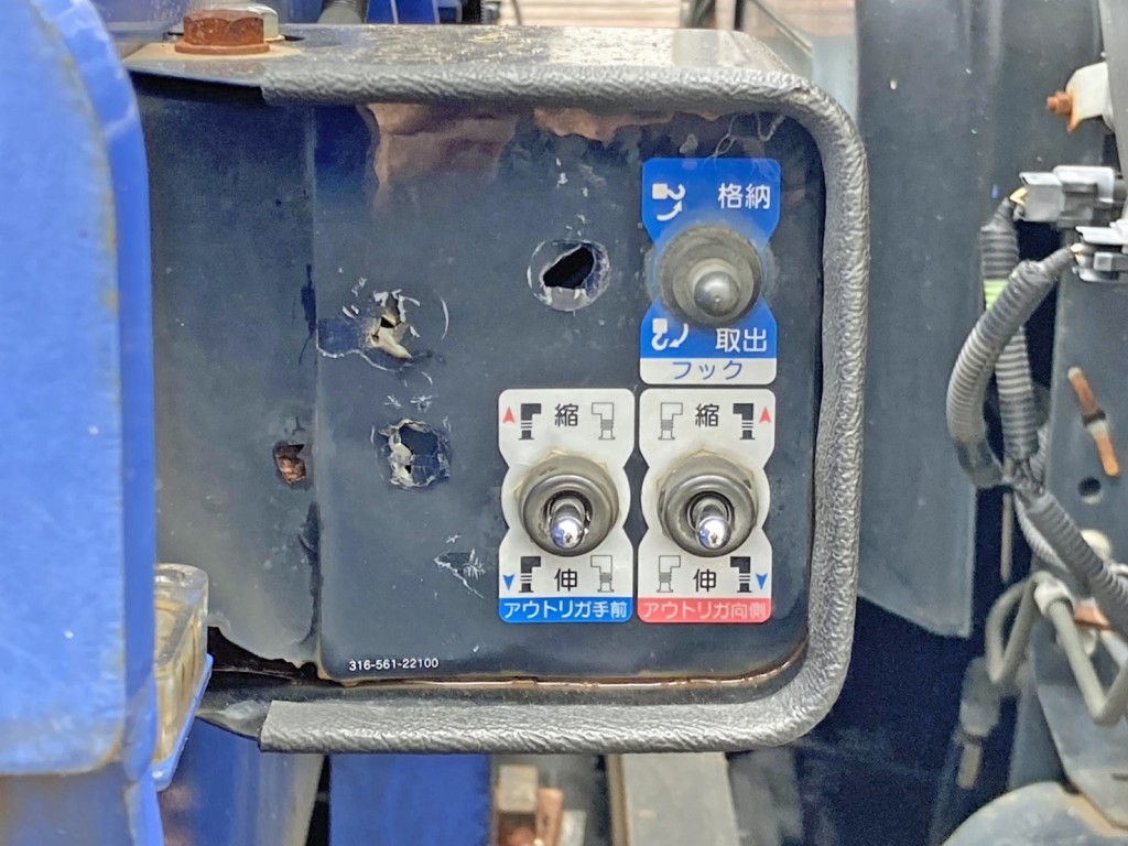 クレーンの格納 及び アウトリガーの伸縮スイッチです。(パネルに割れがあります)|いすゞ ギガ QKG-CYY77Aの写真42