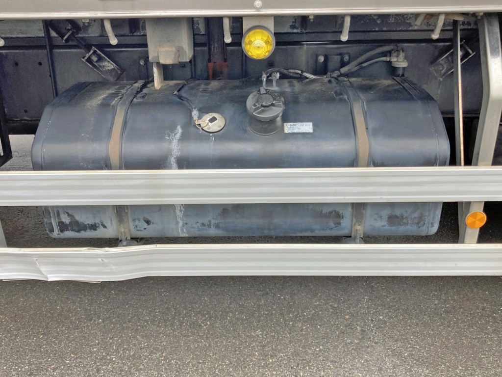 燃料タンクは300Lです。|いすゞ ギガ QKG-CYY77Aの写真48
