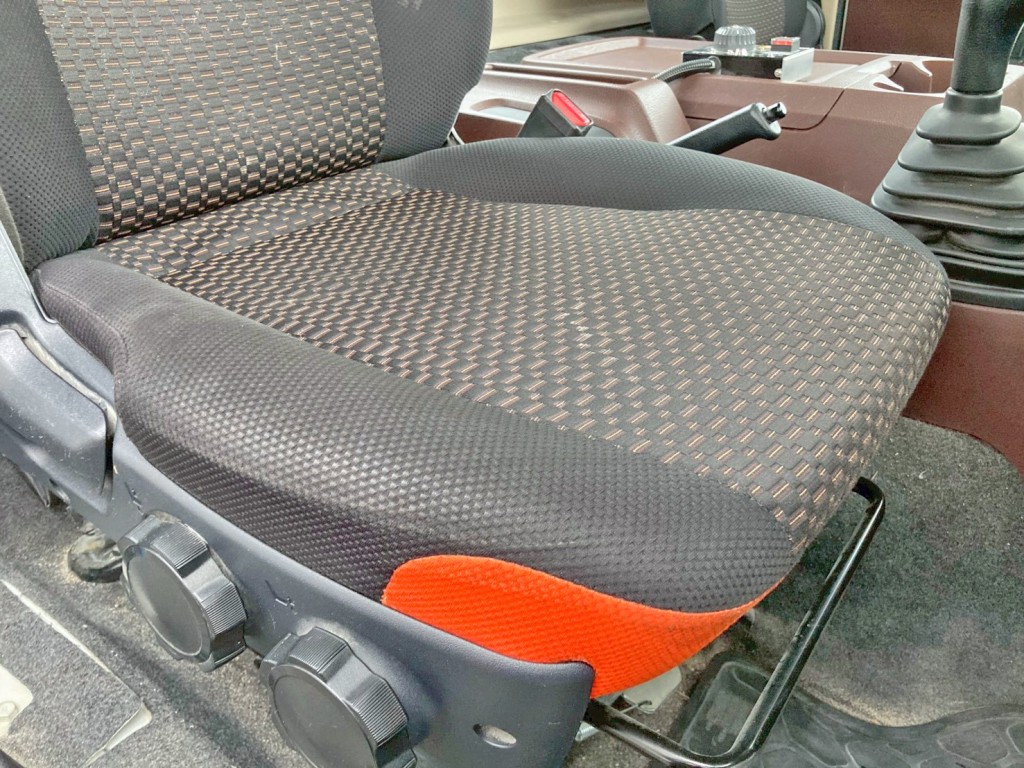 運転席座面にヘタリがあります。|日野 レンジャー 2KG-FJ2ABAの写真8