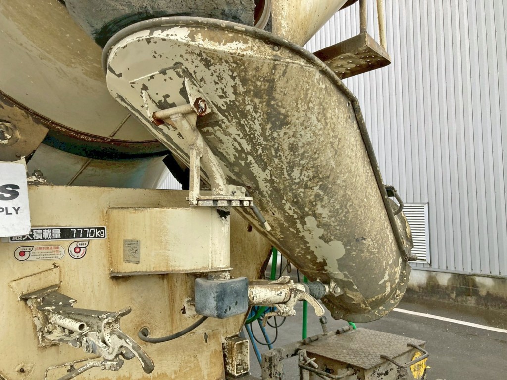 シュート裏側にコンクリが少々付着しています。|日野 レンジャー 2KG-FJ2ABAの写真15