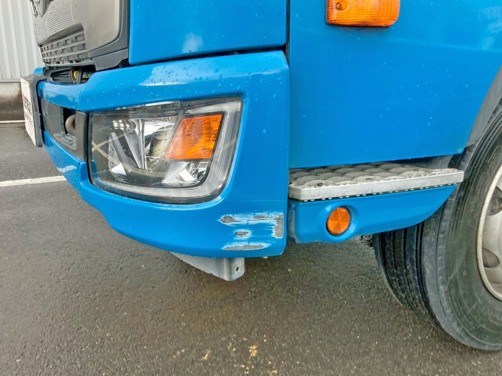 フロントバンパーの助手席側に引きキズがあります。|日野 レンジャー 2KG-FJ2ABAの写真26