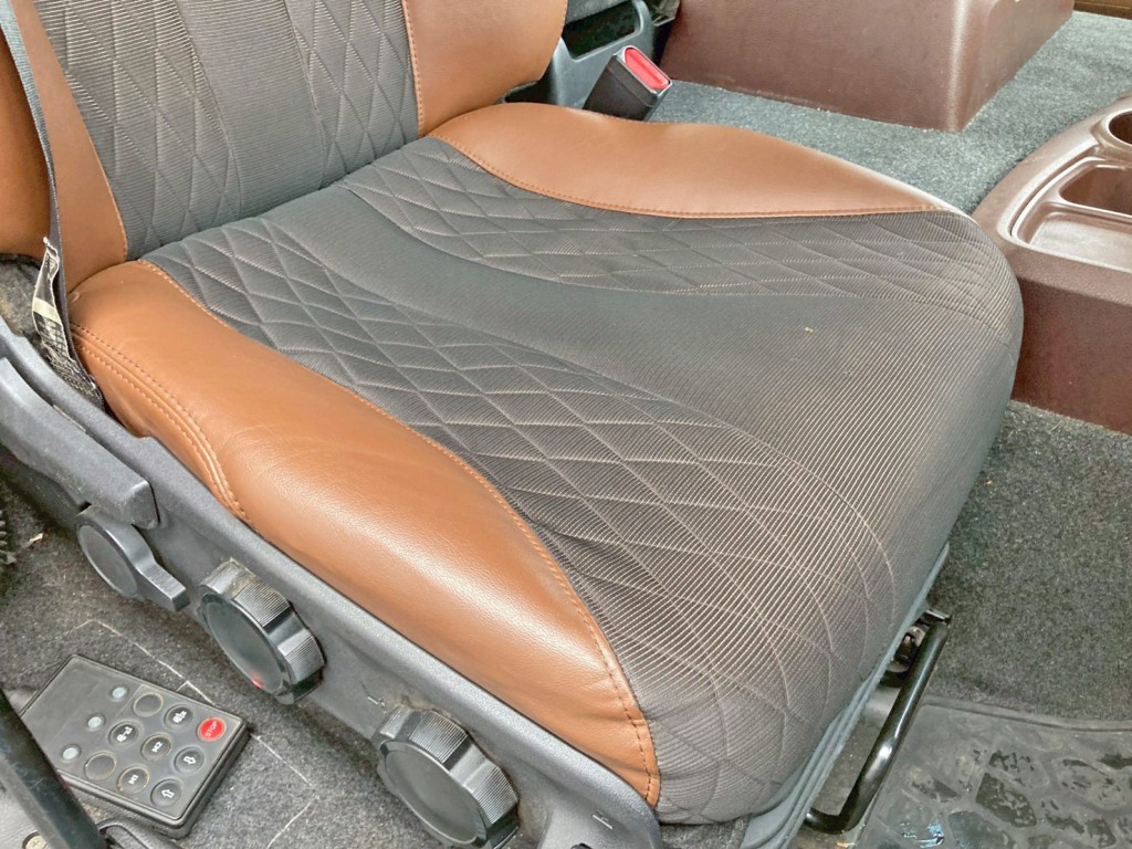 運転席座面にヘタリ・穴あきがあります。|日野 プロフィア 2DG-SH1EEGGの写真9