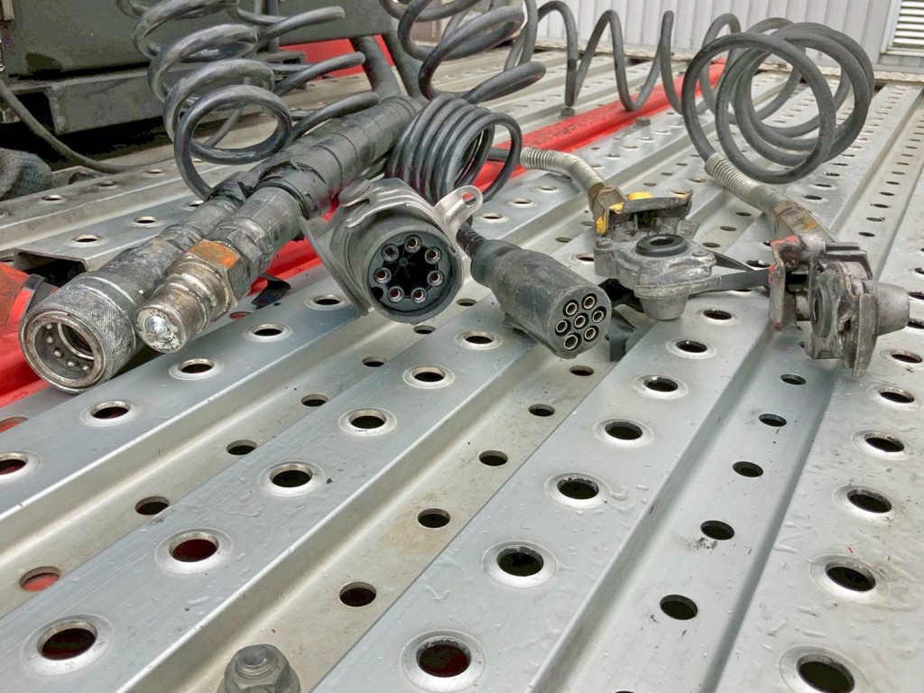 接続コネクター類です。|日野 プロフィア 2DG-SH1EEGGの写真11