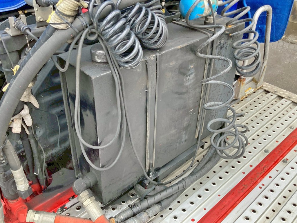 踊り場前方中央部に作動油タンクが付いています。|日野 プロフィア 2DG-SH1EEGGの写真12