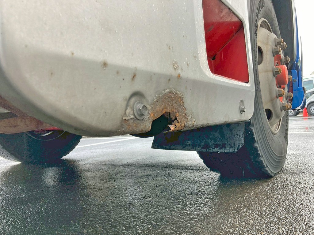 マフラーカバーに腐食・割れがあります。|日野 プロフィア 2DG-SH1EEGGの写真18