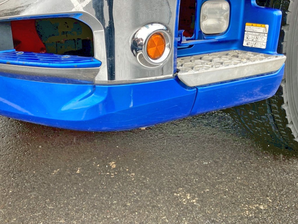 フロントバンパー助手席側にキズがあります。|日野 プロフィア 2DG-SH1EEGGの写真19