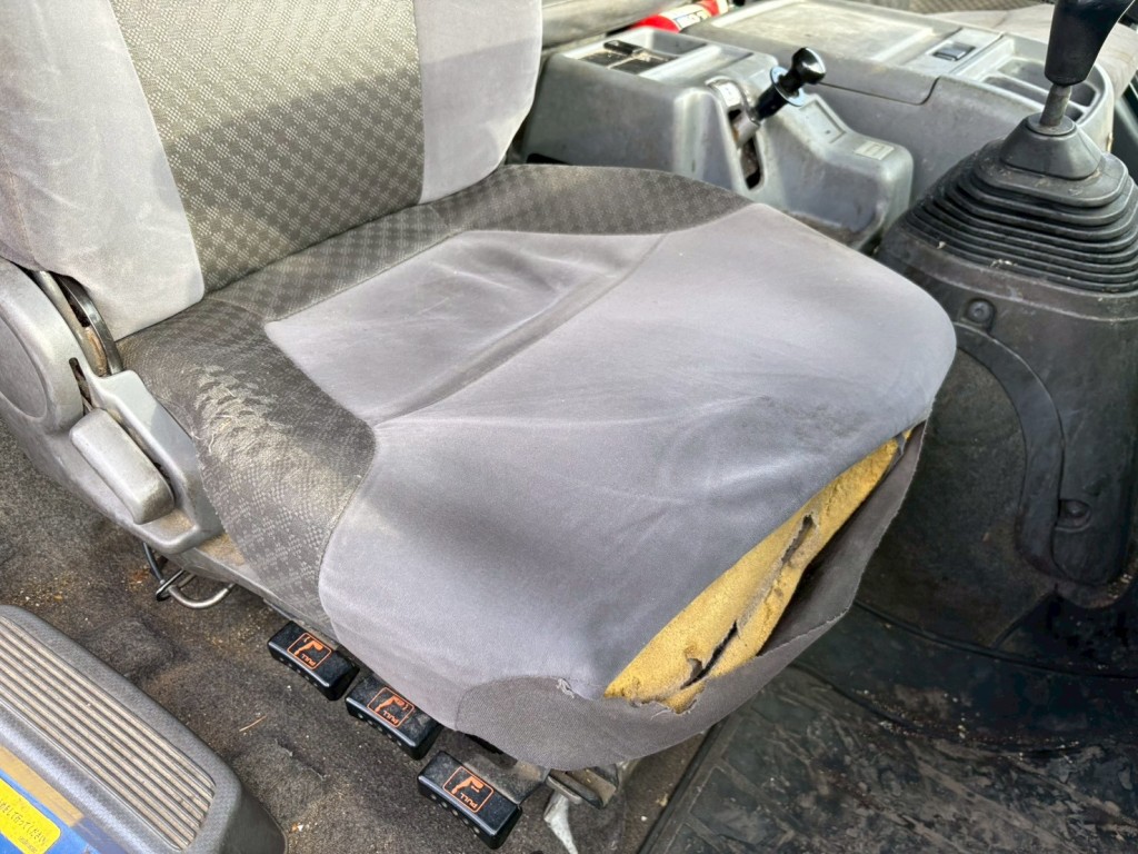 運転席座面破れあります。|いすゞ フォワード 2RG-FTR90V2の写真9