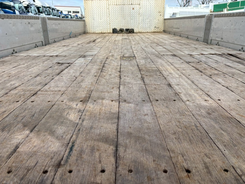 床は板張りです。|いすゞ フォワード 2RG-FTR90V2の写真10