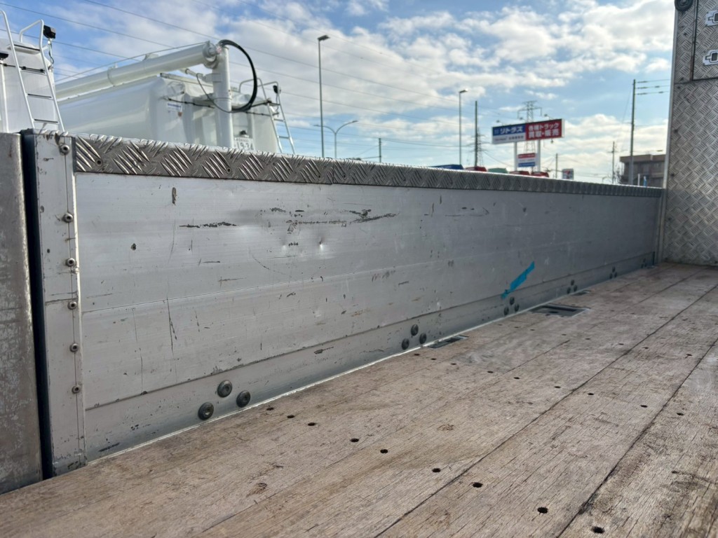 助手席側アオリ内側にヘコミ傷あります。|いすゞ フォワード 2RG-FTR90V2の写真16