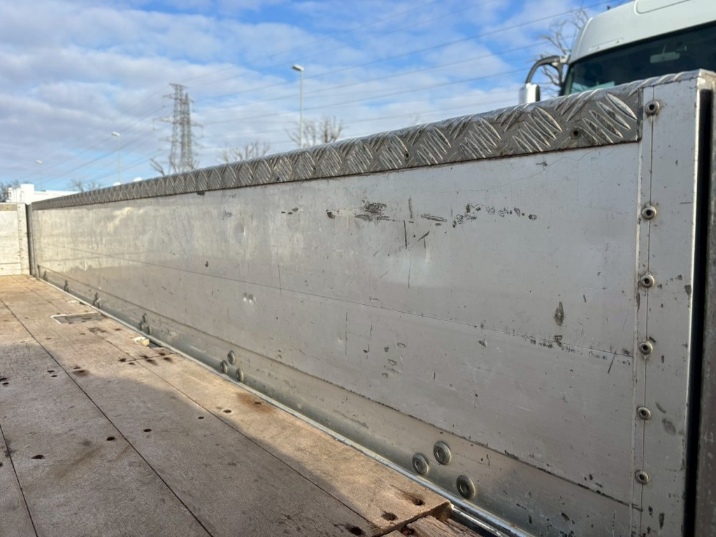 助手席側アオリ内側にヘコミ傷あります。|いすゞ フォワード 2RG-FTR90V2の写真17