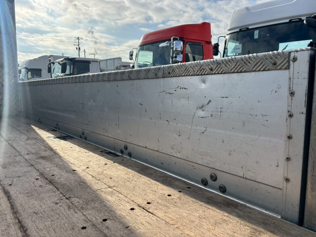 運転席側アオリ内側にヘコミ傷あります。|いすゞ フォワード 2RG-FTR90V2の写真18