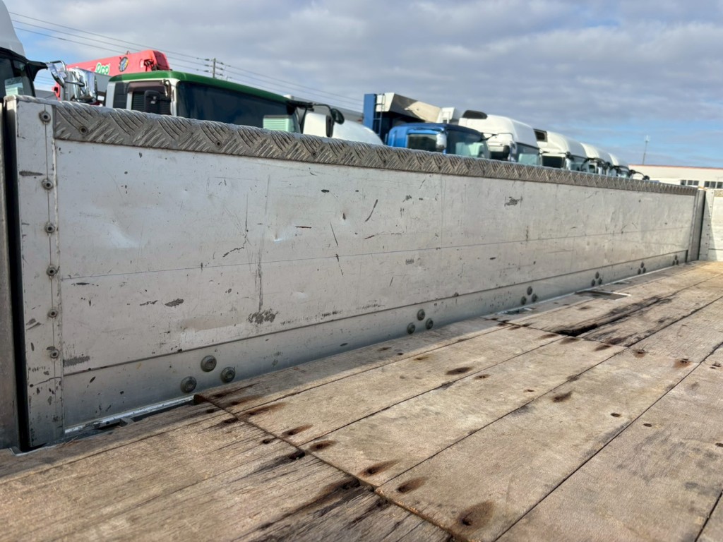 運転席側アオリ内側にヘコミ傷あります。|いすゞ フォワード 2RG-FTR90V2の写真19