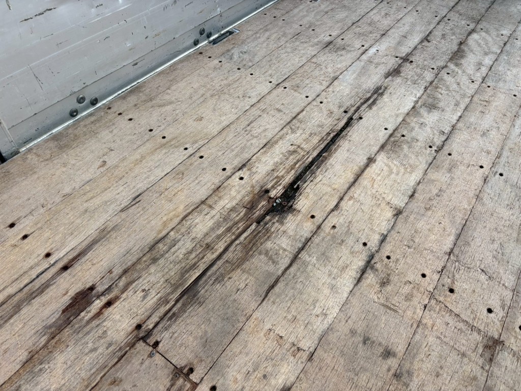 床板に割れあります。|いすゞ フォワード 2RG-FTR90V2の写真20