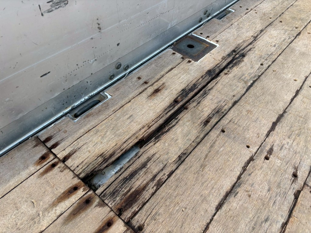 床板に割れあります。|いすゞ フォワード 2RG-FTR90V2の写真21