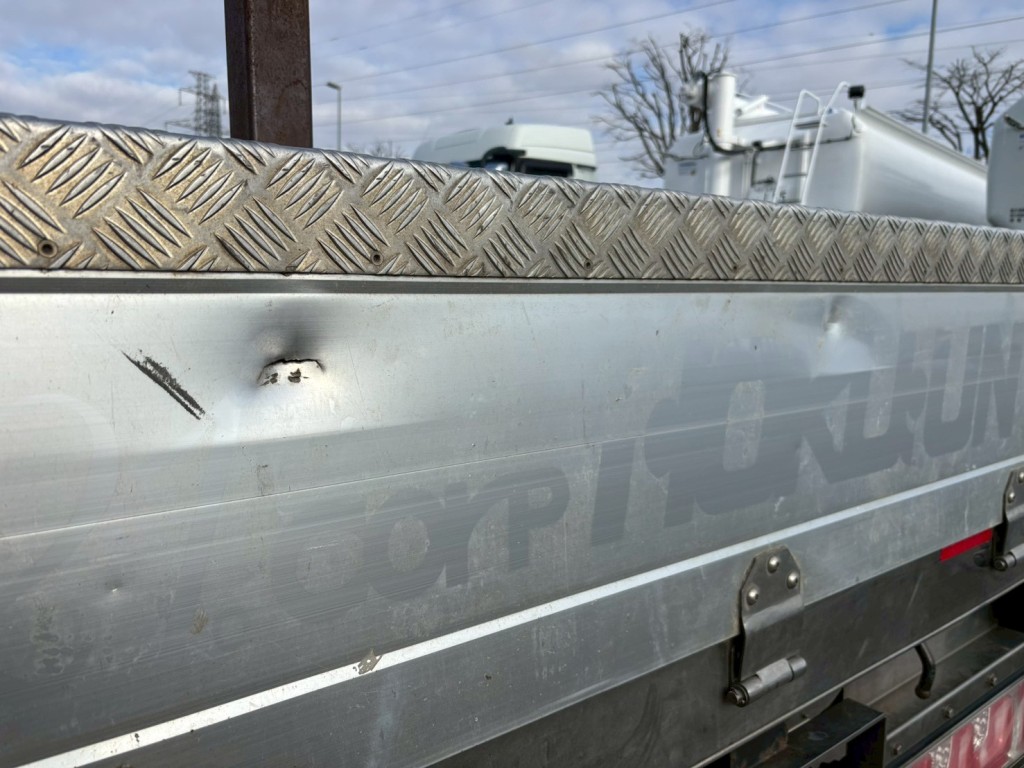 リヤアオリにヘコミ傷あります。|いすゞ フォワード 2RG-FTR90V2の写真24