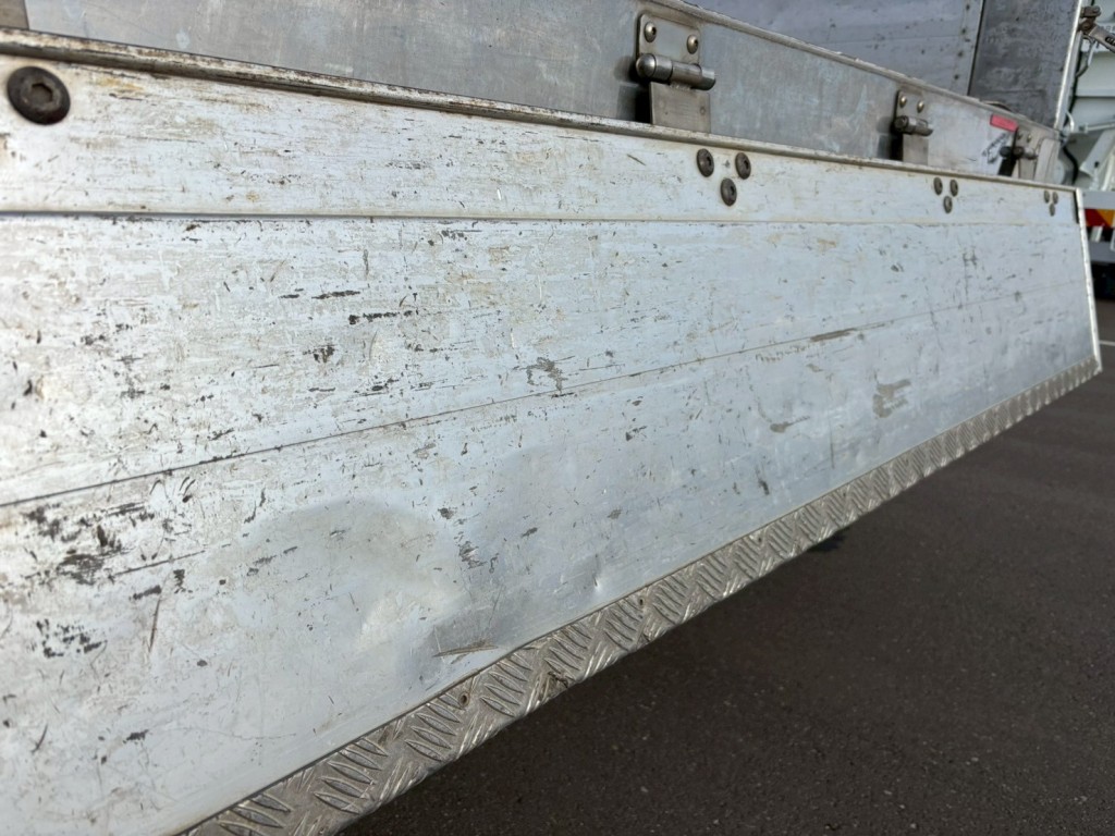 リヤアオリ内側にヘコミ傷あります。|いすゞ フォワード 2RG-FTR90V2の写真25