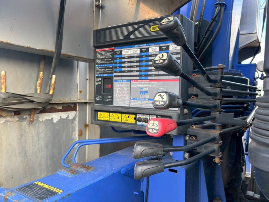 クレーンの操作レバーです。|いすゞ フォワード 2RG-FTR90V2の写真26