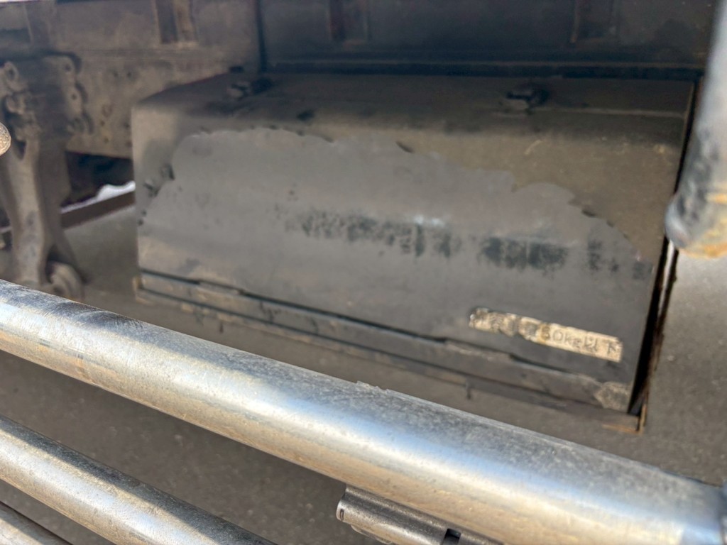 運転席側中央に工具箱が付いています。|いすゞ フォワード 2RG-FTR90V2の写真33