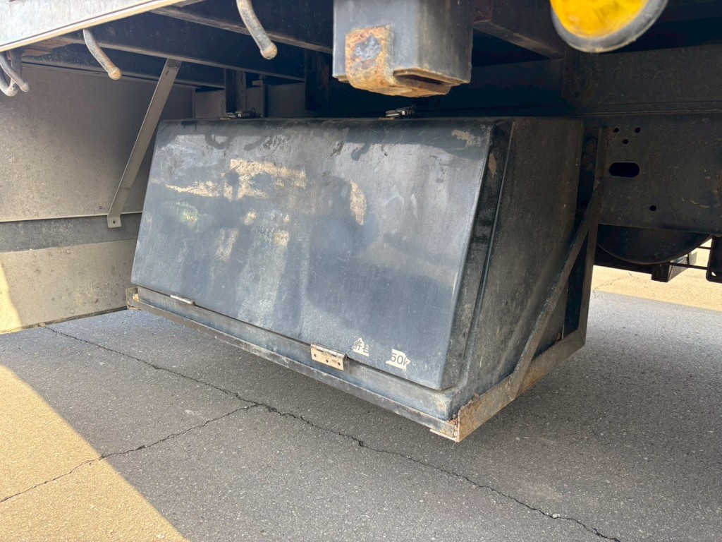 運転席側後方に工具箱が付いています。（丁番破損の為、蓋取付不良です）|いすゞ フォワード 2RG-FTR90V2の写真34