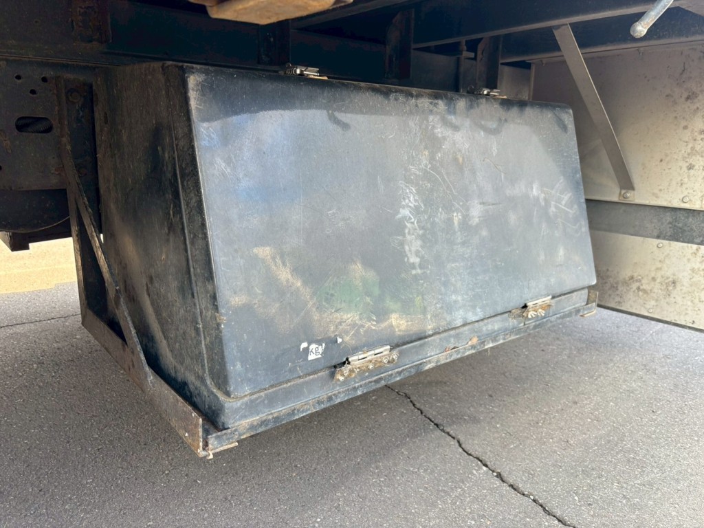 助手席側後方に工具箱が付いています。（丁番破損の為、蓋取付不良です）|いすゞ フォワード 2RG-FTR90V2の写真35