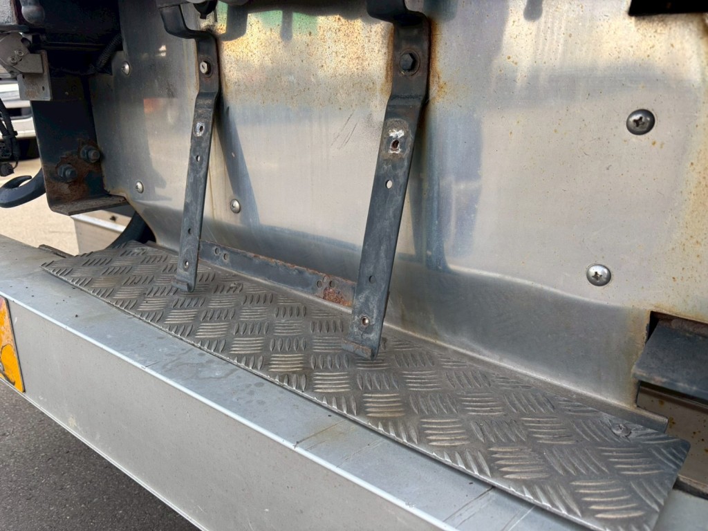 リヤクロスメンバーステンカバー曲がりあります。|いすゞ フォワード 2RG-FTR90V2の写真36