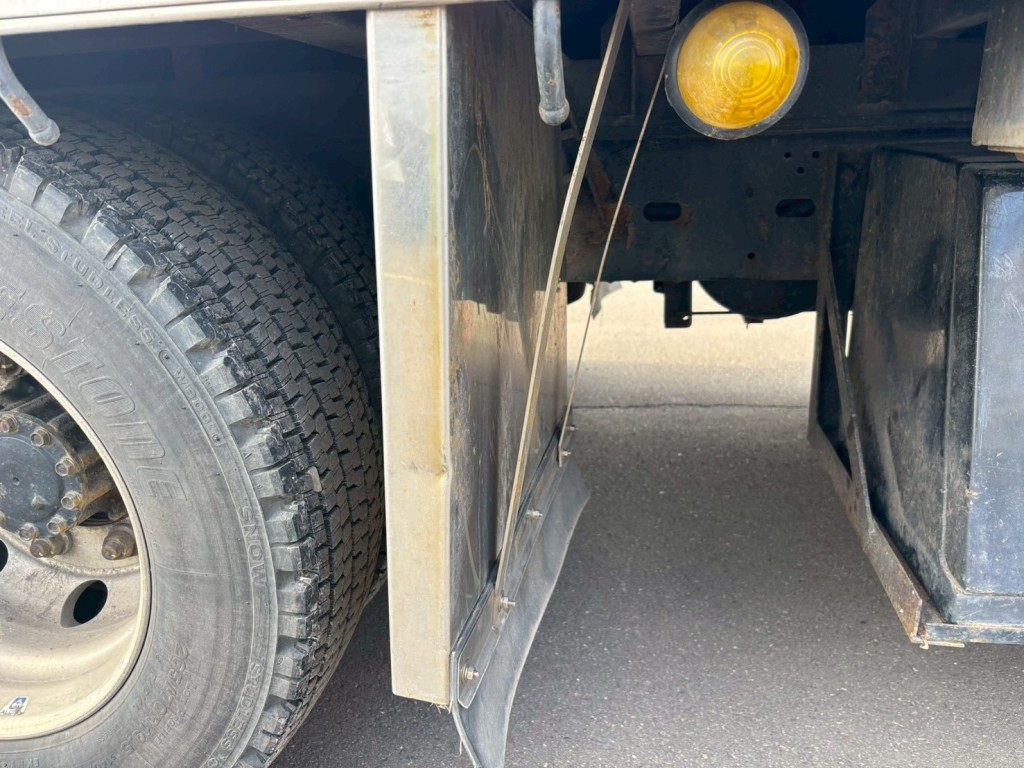 助手席側リヤフェンダー曲がりあります。|いすゞ フォワード 2RG-FTR90V2の写真38