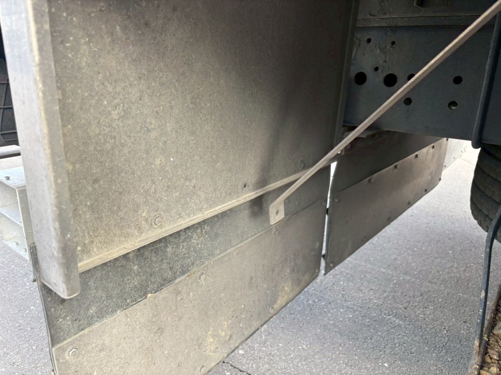 リヤドロヨケステーリベット外れあります。|いすゞ フォワード 2RG-FTR90V2の写真39