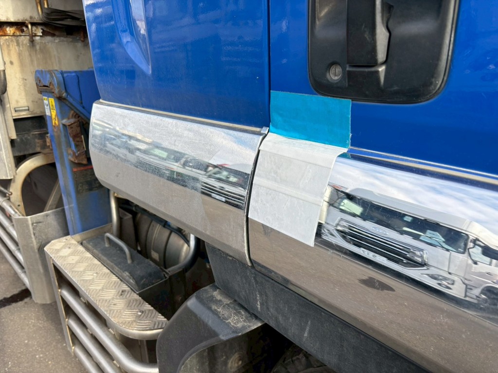 運転席側ドアメッキプロテクター取付不良|いすゞ フォワード 2RG-FTR90V2の写真40