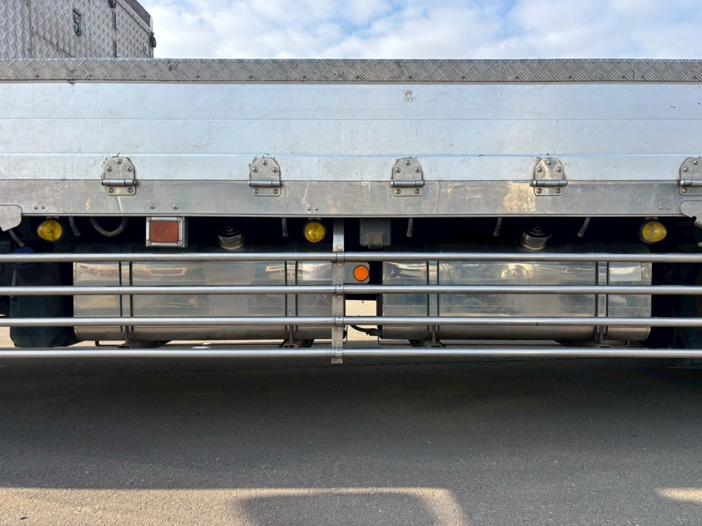 燃料タンクは200L・200Lです。|いすゞ フォワード 2RG-FTR90V2の写真42