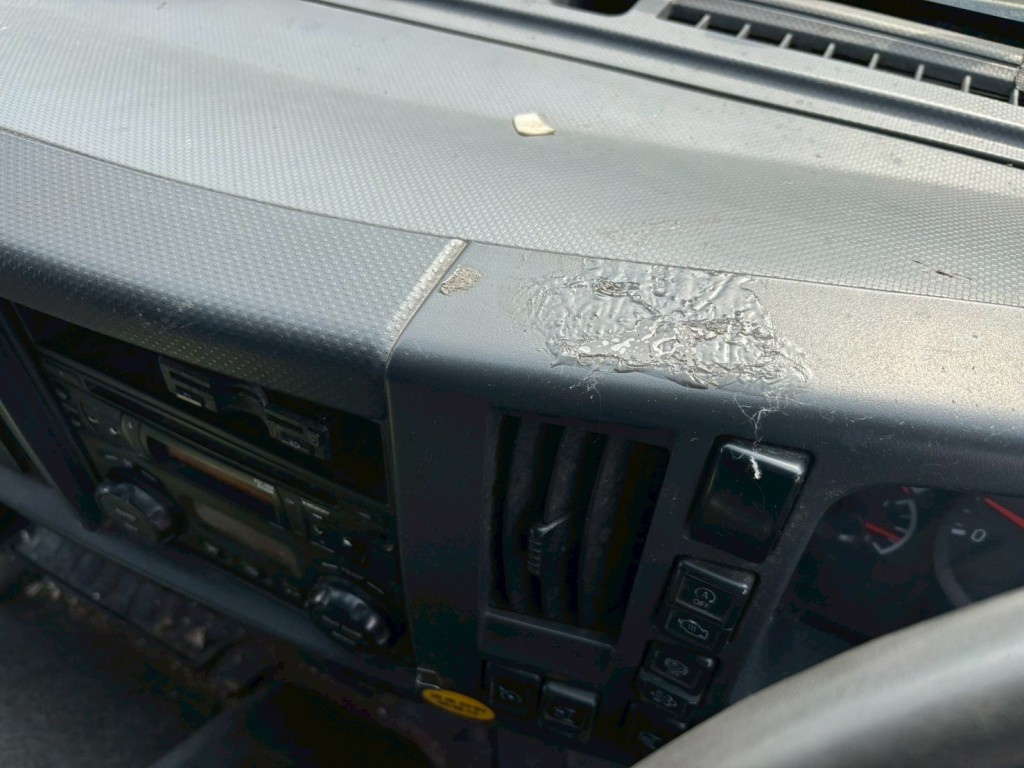 ダッシュボードに補修痕あります。|いすゞ フォワード 2RG-FTR90V2の写真47